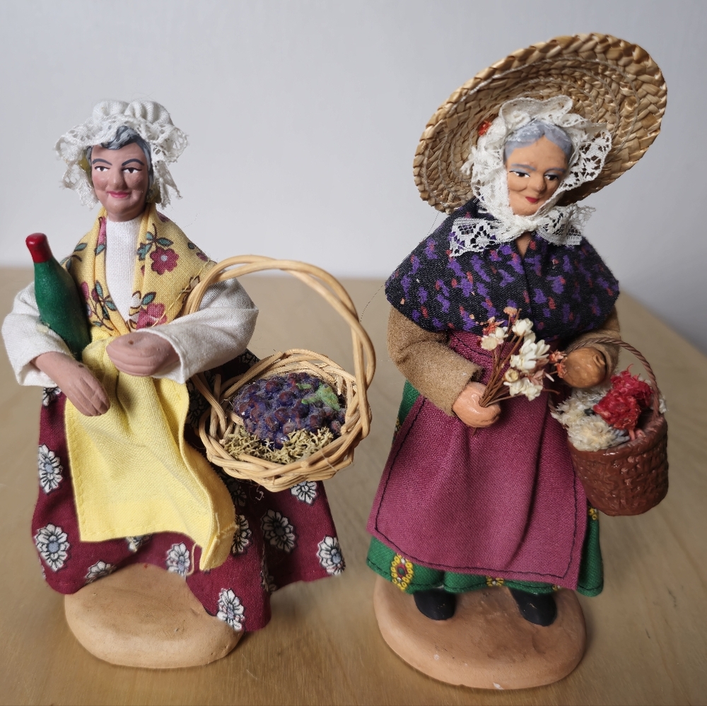 Charming Folk Art Figurines Set - Multicolor